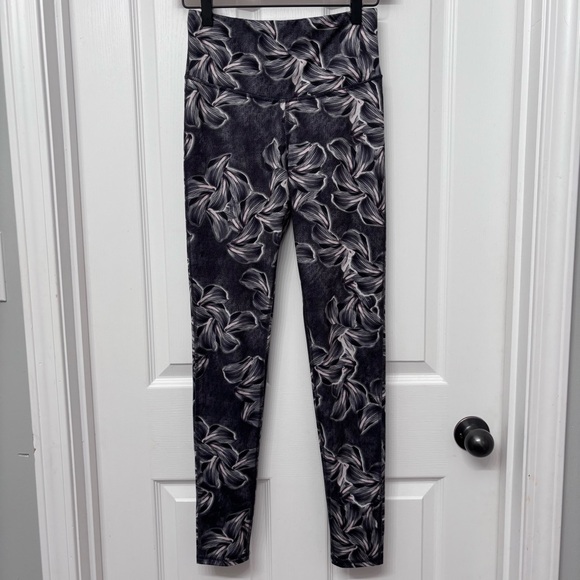 Champion Pants - Black Floral Active Leggings | Champion Size S
